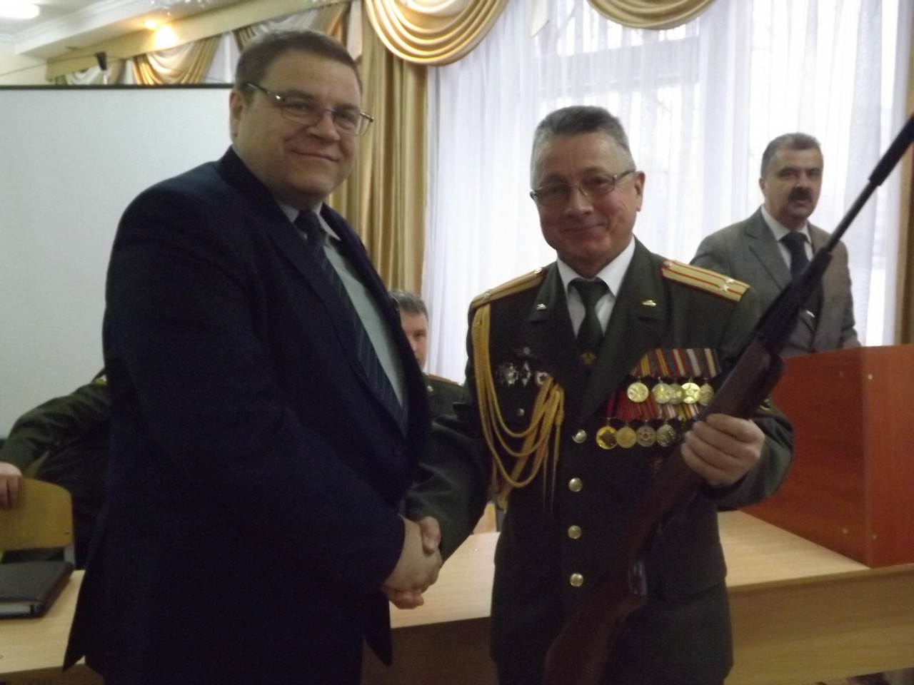 Центру допризывной подготовки от ДОСААФ передана пневматическая винтовка